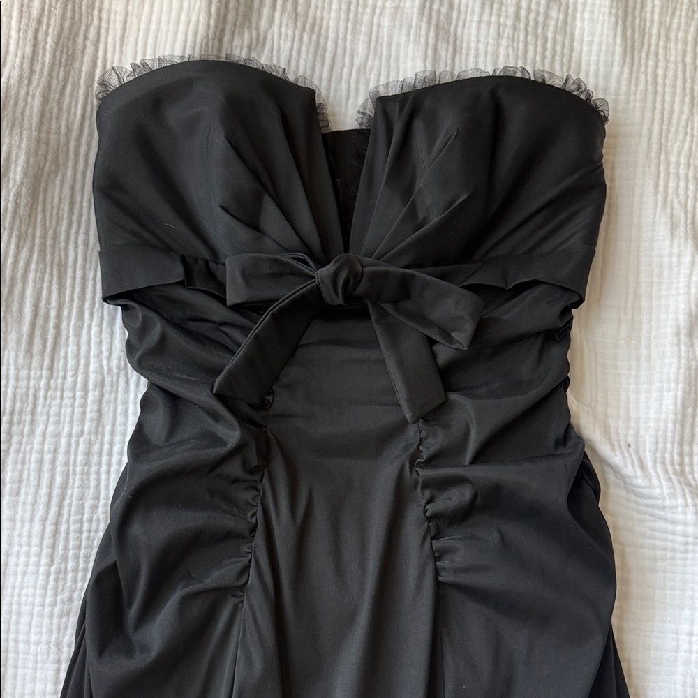 Elegant Strapless Black Dress with Bow Accent